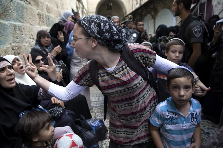 fot. Finbarr O’Reilly / Reuters / 14 października 2014  Jerozolima, Izrael  Kobiety z Izraela i Palestyny wykonują podobny gest w trakcie protestu Palestynek. Te ostatnie nie chcą, by Zydzi odwiedzali Wzgórze Świątynne - miejsce uznawane przez obydwie nacje.